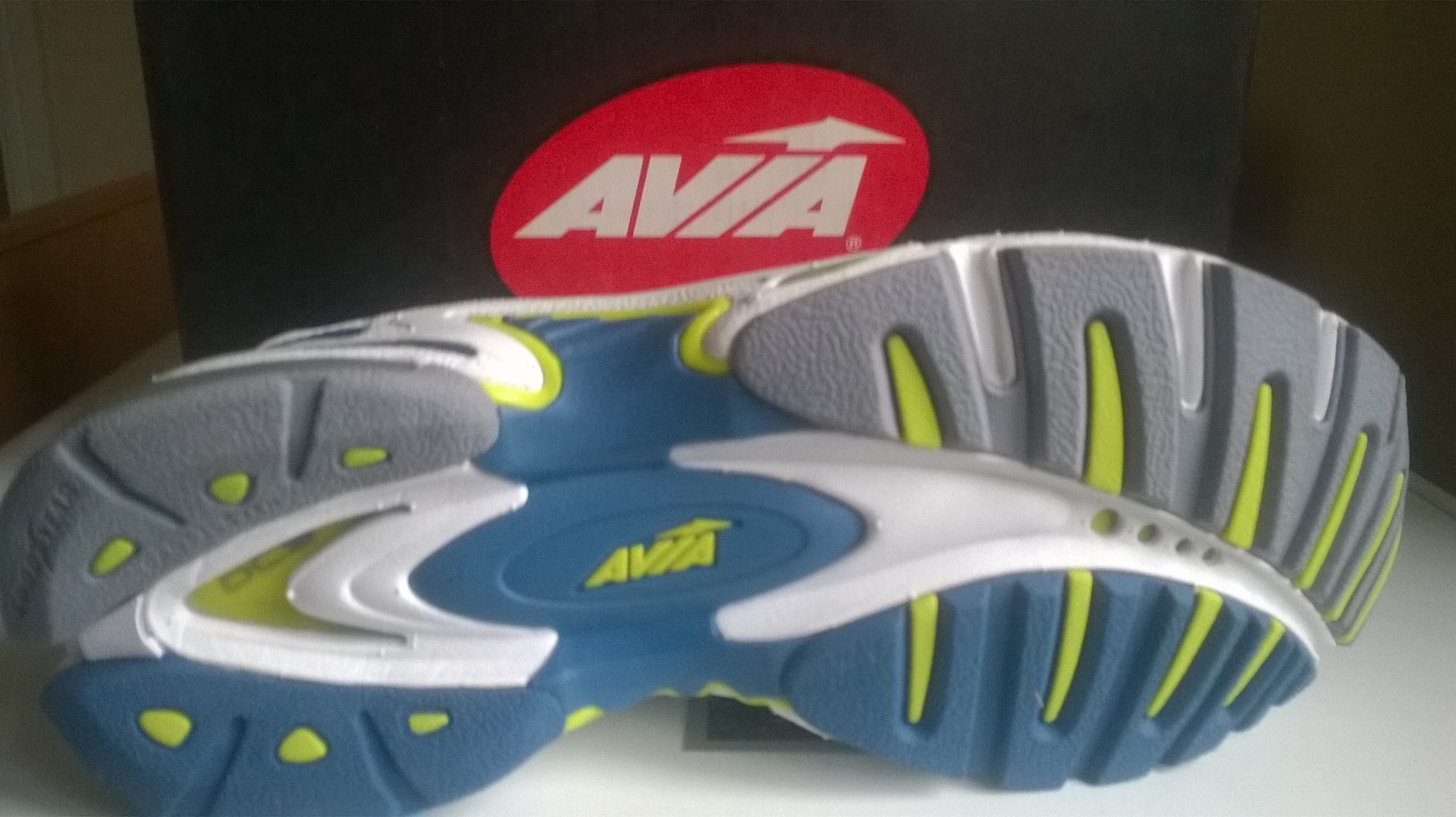 avia women's running shoes